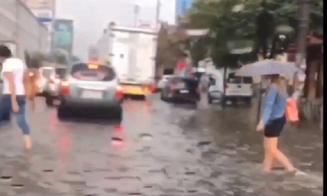 Через зливу столиця опинилась у водяній пастці (фото, відео)