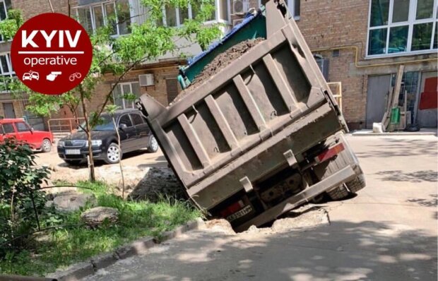 Знов під землю: в центрі Києва провалилась вантажівка з землею