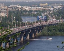 На мосту Патона прорвало теплотрасу: гаряча вода ллється в Дніпро