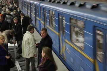 На станції метро “Оболонь” жінка кинулася під потяг – кілька станцій закрили