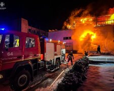 В Київській області рятувальники ліквідували масштабну пожежу у будівлі деревообробного цеху