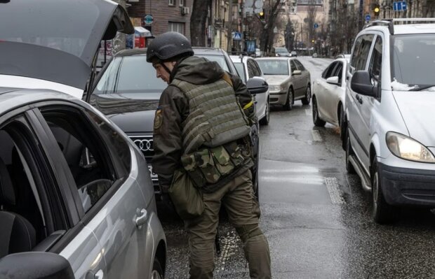 Блокпости в Київській області не зникли — ЗМІ дізнались чи видають там повістки?