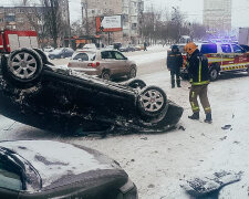 Через сніг автомобіль в Києві перекинувся догори колесами