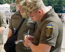 "Допомагайте, адже якщо фронт впаде - пощади не буде". Київський ТЦК виступив із заявою