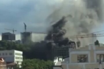 Поділ у чорній димовій завісі: щось дуже сильно палає (відео)