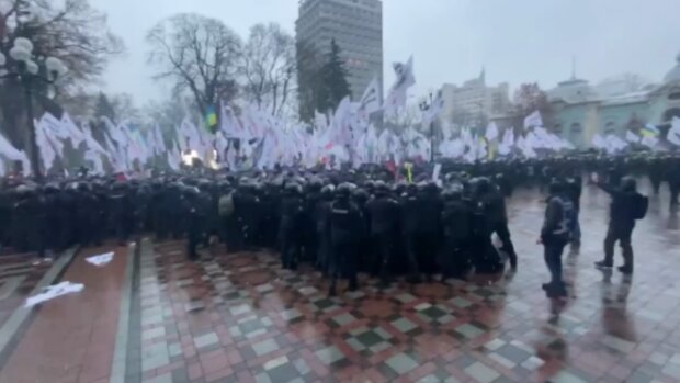 Протести у Верховної Ради переросли в бої з поліцією (відео)