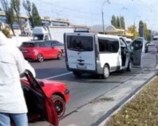 У Києві мікроавтобус збив поліцейського, який оформляв порушення ПДР