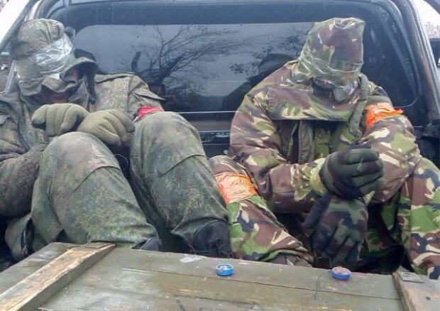 Бійці ЗСУ взяли в полон російських окупантів: ті плакали від щастя (відео)