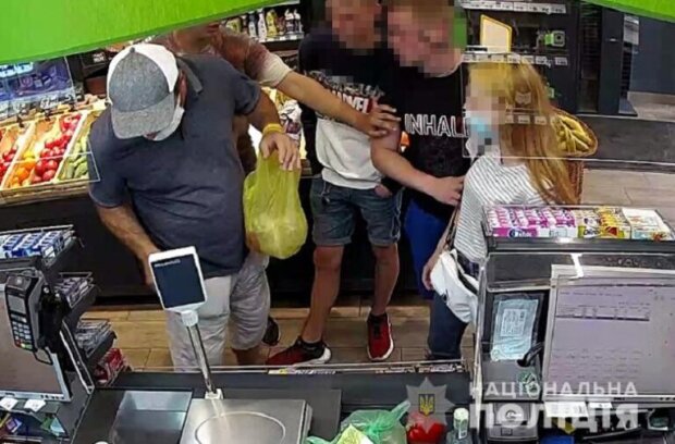 На столичній Оболоні у супермаркеті молодик поранив ножем чоловіка