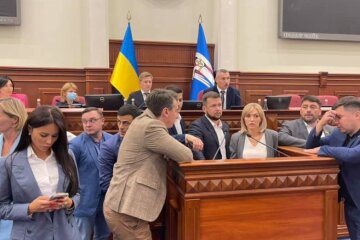 “Слуги народу” разом з ОПЗЖ блокували трибуну Київради: що сталося на сесії