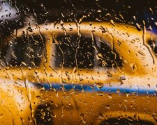 Таксист вигнав пасажирку з авто під дощ через прохання надягти маску (відео)