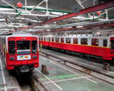 У столичному метро з'явився вже 2-й поїзд з червоно-білих вагонів з Варшави
