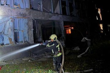 Нічна атака на Київ: 16 постраждалих, руйнування та перебої з водою