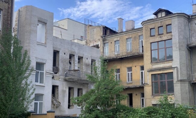В центрі Києва під виглядом реставрації зносять архітерктурну пам’ятку