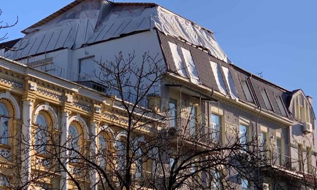 На Антоновича до старовинної будівлі прибудовують жахливу мансарду з балконами (фото)