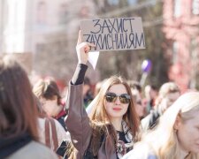 Жіночий марш у столиці: понад 2500 українок вийшли на акцію за рівність та повернення полонених