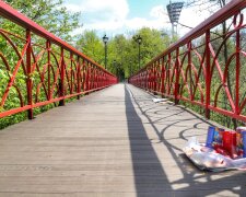 З Мосту закоханих у Маріїнському парку зняли замочки (фото)