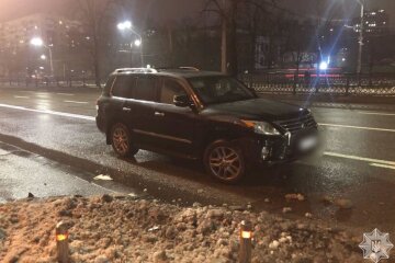 У Києві водій Lexus протаранив авто патрульних