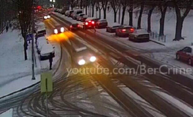 Не загальмував через ожеледицю: у Києві авто знесло людину на переході (відео)