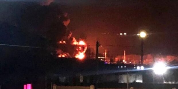 «Атака безпілотника». З’явились відео очевидців масштабної пожежі на аеродромі у Курську