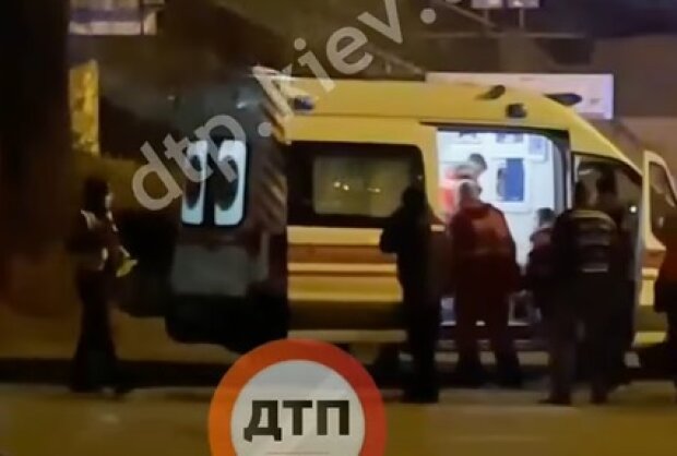 Отримав удар струмом і спалахнув: у Києві серйозно постраждав 18-річний зацепер (відео)