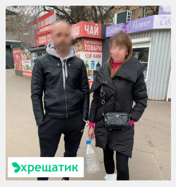 У Києві чоловік біля супермаркету кайданками прикував себе до жінки