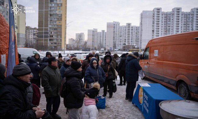 Гарячі обіди для тисяч киян: як МВС та ДСНС підтримують мешканців столиці у пунктах обігріву