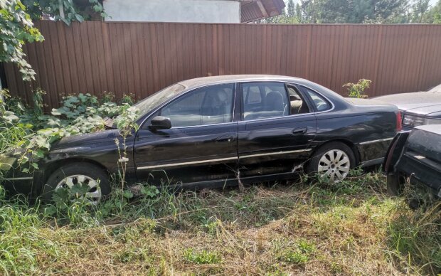 Під Києвом знайшли покинутим рідкісний австралійський седан Holden Caprice