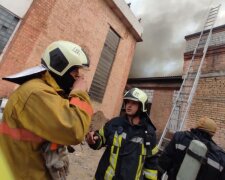 У Києві спалахнула масштабна пожежа в складському приміщенні: чорний дим піднявся до небес