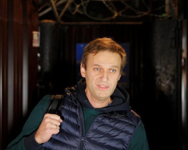 Біля лікарні, куди шпиталізували Навального, поліція почала затримувати людей