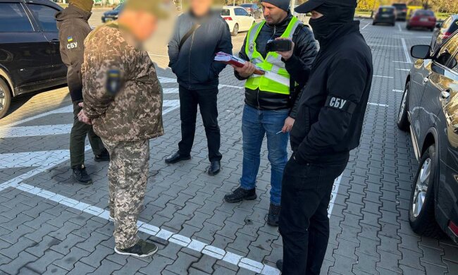 Правоохоронці затримали підозрюваного у Києві, що допомагав ухилянтам за $5500 виїхати з України