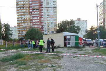 На Троєщині двоє киян зловили грабіжника, коли той “брав касу”