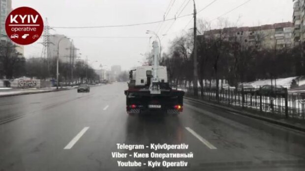 На дорогах Києва з’явились нові евакуатори, закуплені мерією (відео)