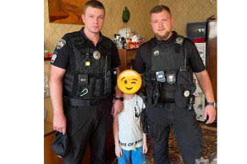 У столиці врятували з балкона квартири дитину, яку мати залишила одну