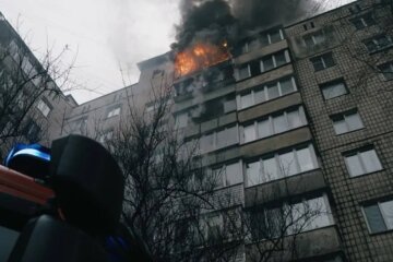 У столичній квартирі пролунав вибух і почалася сильна пожежа, кілька поверхів палало
