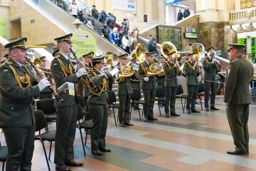 У передноворічну ніч військовий оркестр влаштував виступ на залізничному вокзалі Києва