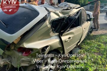 У Києві Mazda злетіла з дороги та влетіла у стовп (відео)