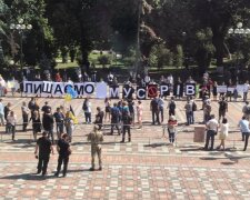 “Лишаємо мусорів”: під Радою палять фаєри проти Авакова