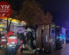 У Києві вночі сталась серйозна ДТП: перекинувся автобус Кишинів–Москва