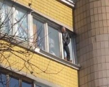 Житель київського Виноградаря погрожував вистрибнути з п’ятого поверху (відео)