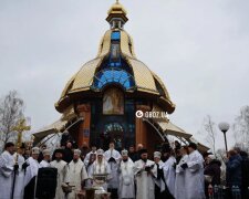 Предстоятель ПЦУ митрополит Епіфаній провів службу біля Каплиці Хрещення Господнього та освятив воду у Дніпрі