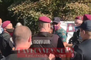 Поліція жорстко розігнала мітинг під стінами КВЦ, де проходить з`їзд Слуги народу із Зеленським (відео)