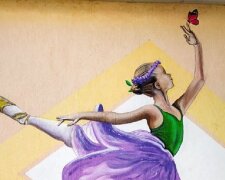 В Києві на стіні розцвіла дівчинка-магнолія: новий мурал про кохання