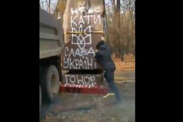 На Київщині активісти знесли монумент, присвячений НКВС (відео)