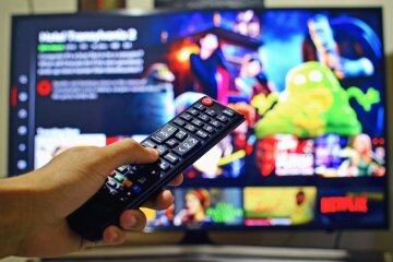 Чому українці масово переходять на російські телеканали
