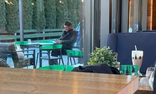 Під час війни голова Деснянської РДА попиває латте в Закарпатській області