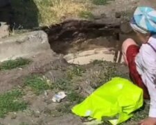 Мешканка Києва ледь не впала в яму з окропом – під ногами провалився асфальт (відео)
