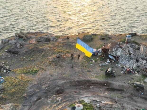 Український прапор з посланням «русскому кораблю» встановили на Зміїному