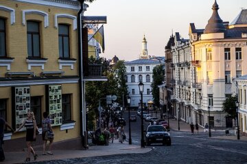 У Києві на гарячому перехожі затримали викрадача картини (відео)