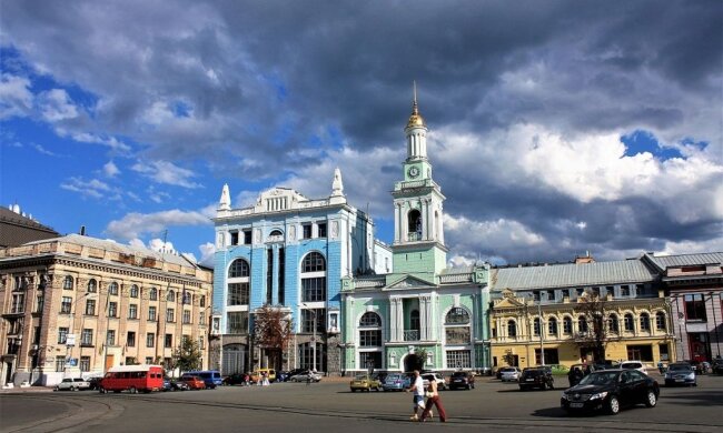 У Києві на Подолі почали облаштовувати наземний перехід